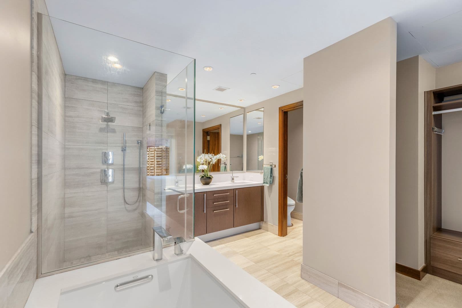 Honolulu Condo: 1555 Kapiolani Blvd. #1300