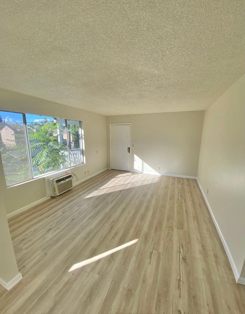Chico Apartment: 739 West 1st Ave