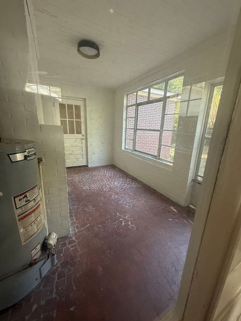 Florence House: 911 Mohawk Drive
