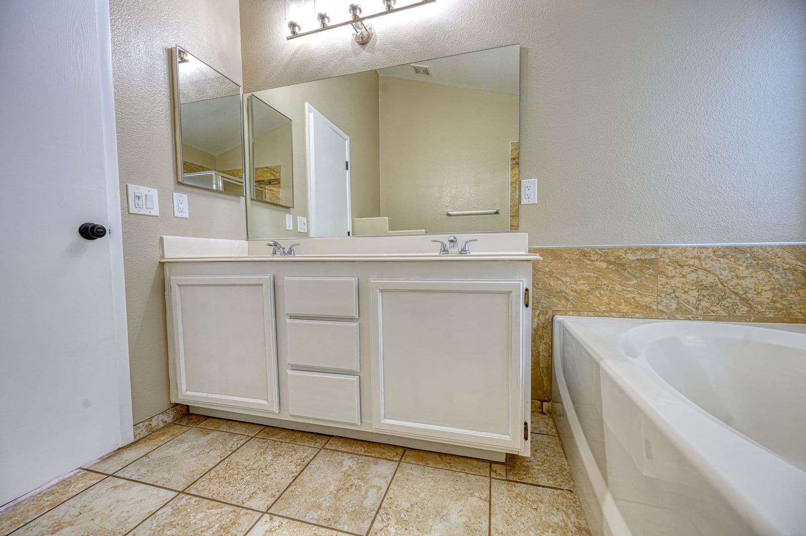 Henderson House: 1098 Blitzen Dr