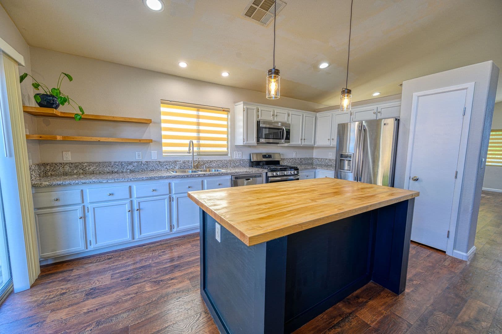Henderson House: 1098 Blitzen Dr