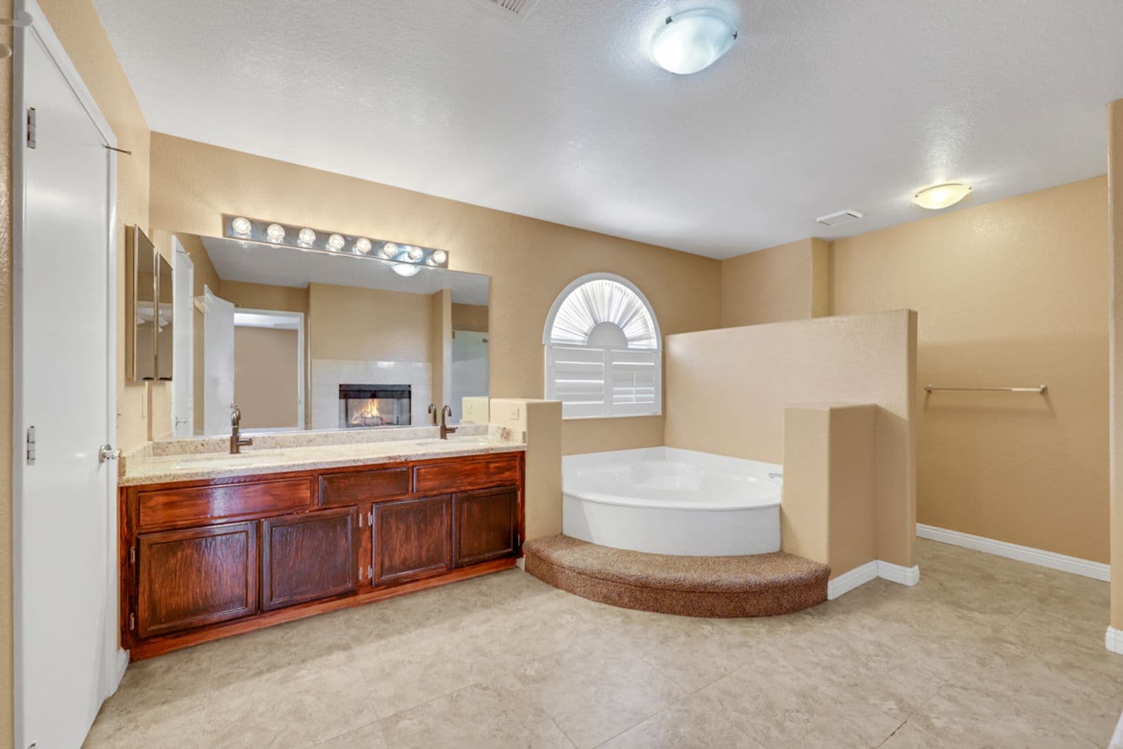Henderson House: 815 Stillwater Lane