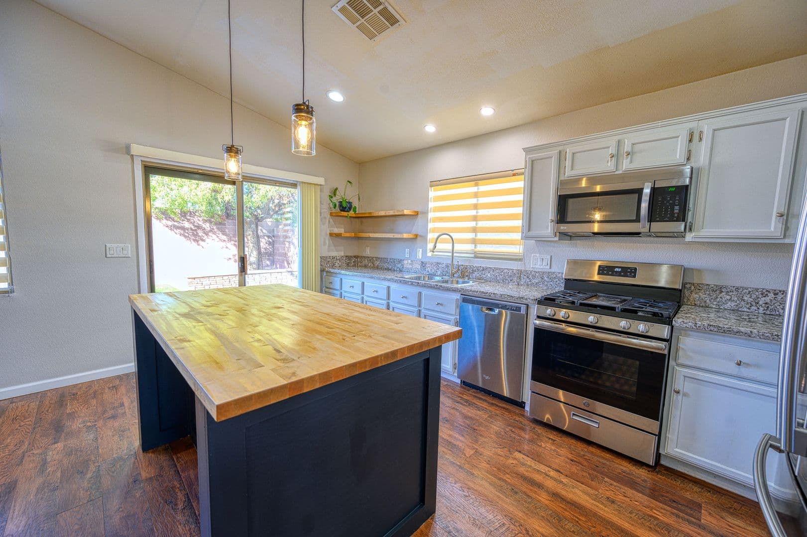 Henderson House: 1098 Blitzen Dr