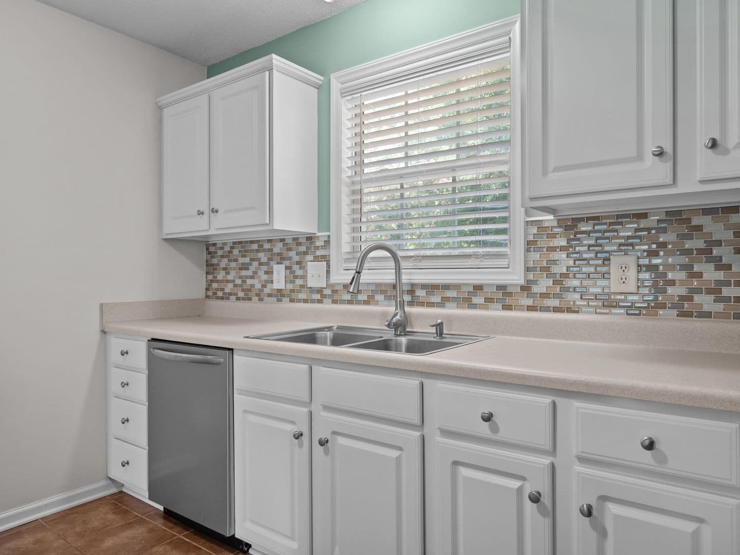 Swansboro House: 305 Appaloosa Court