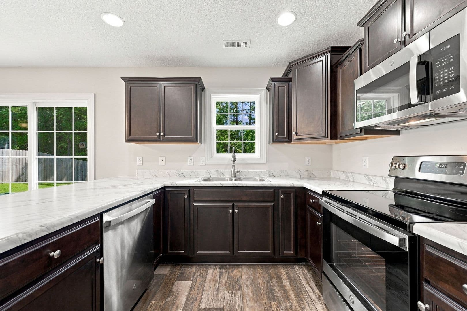 Jacksonville House: 400 Amethyst Ct