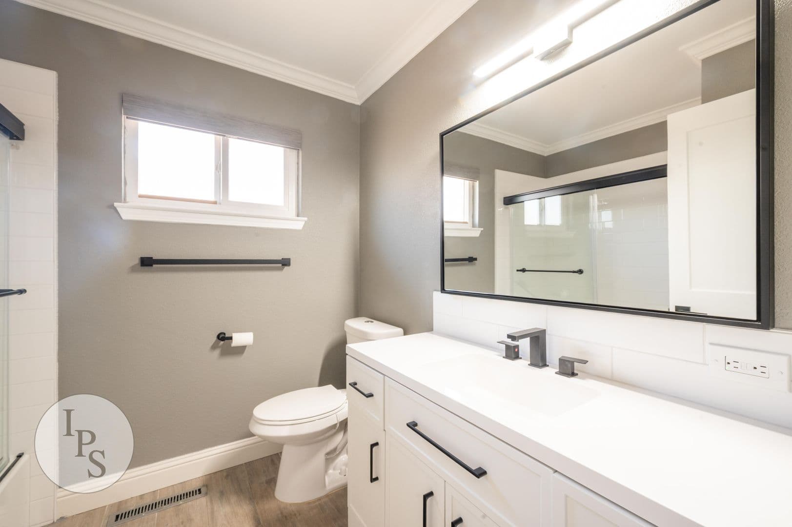 Fresno House: 6536 N Woodrow Ave