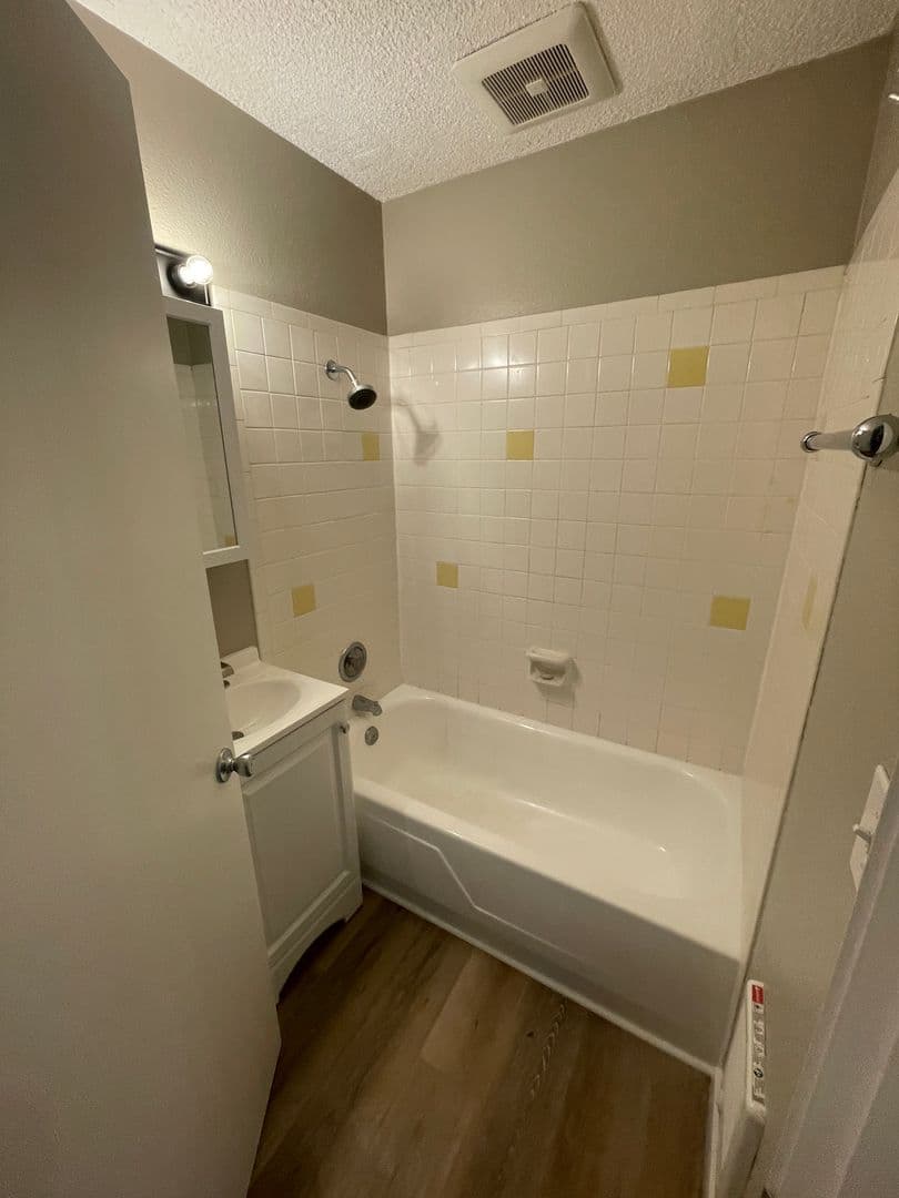 Milwaukie Apartment: 2323 SE Harrison St.