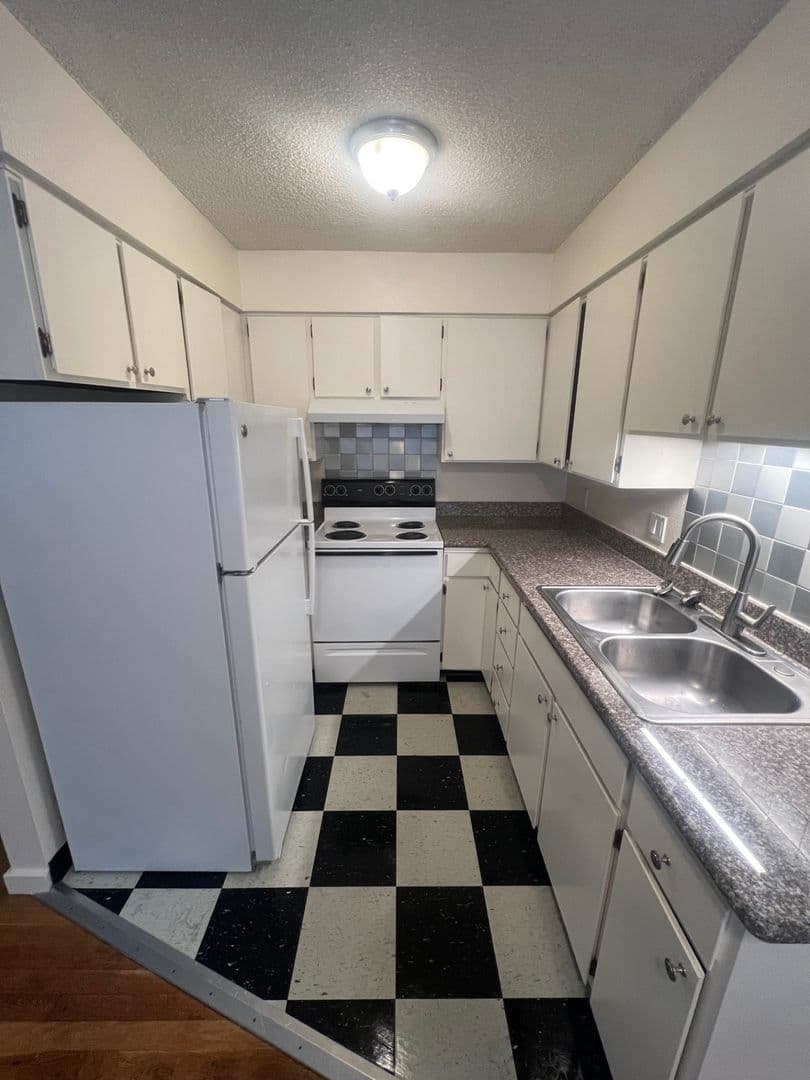 Portland Apartment: 2151 NE Halsey