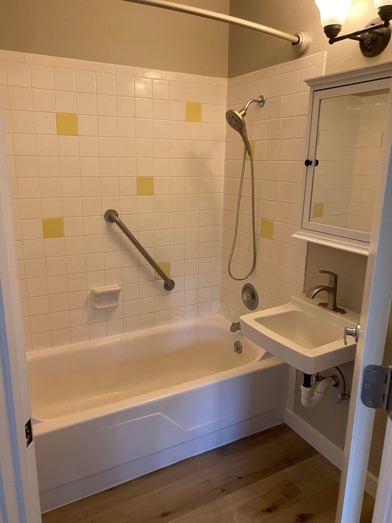 Milwaukie Apartment: 2323 SE Harrison St.