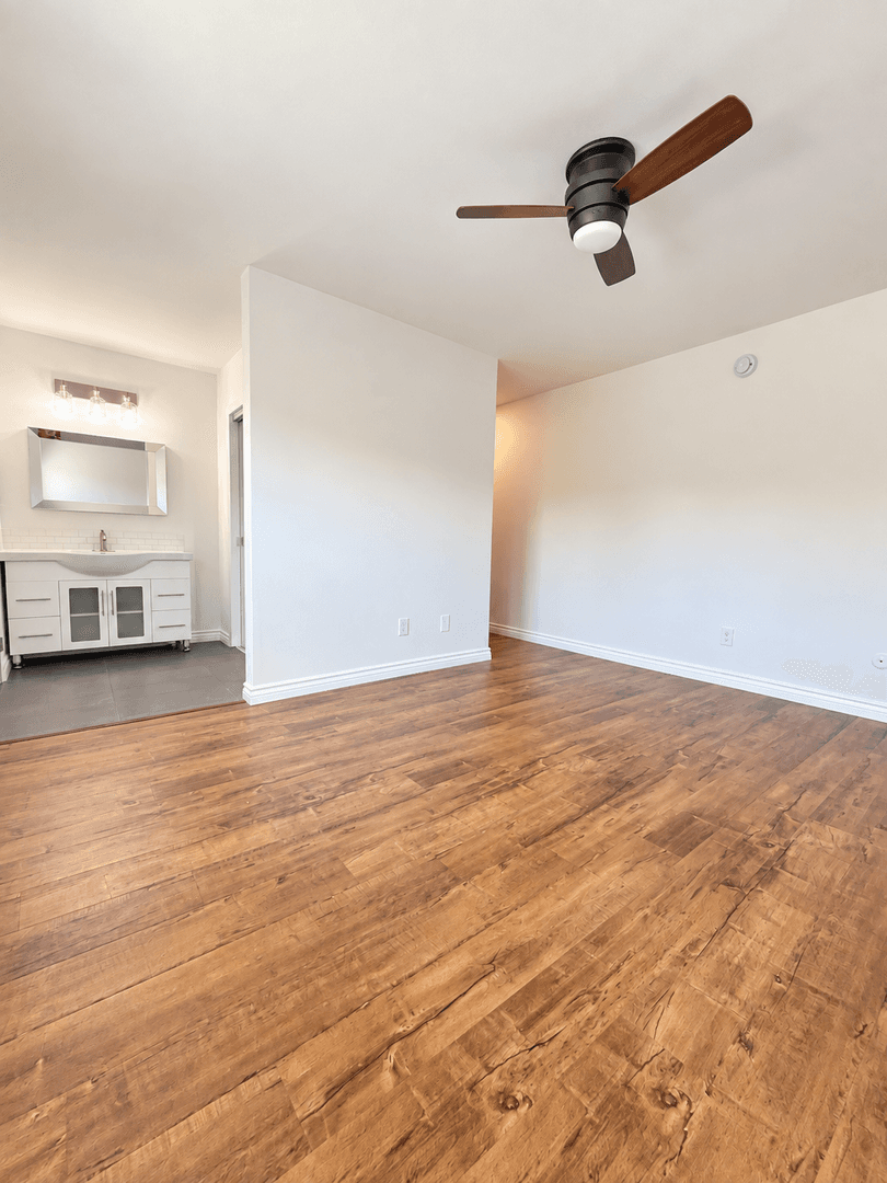Van Nuys Apartment: 5914 Buffalo Ave.