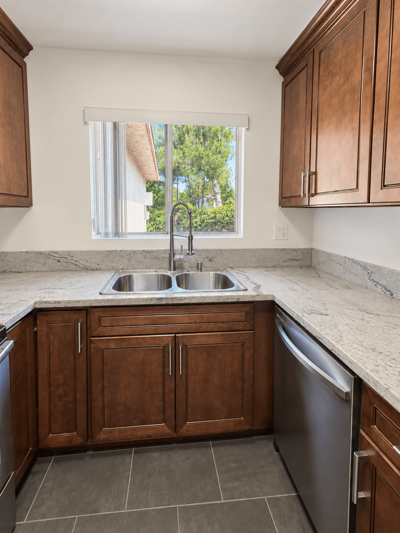 Van Nuys Apartment: 5914 Buffalo Ave.