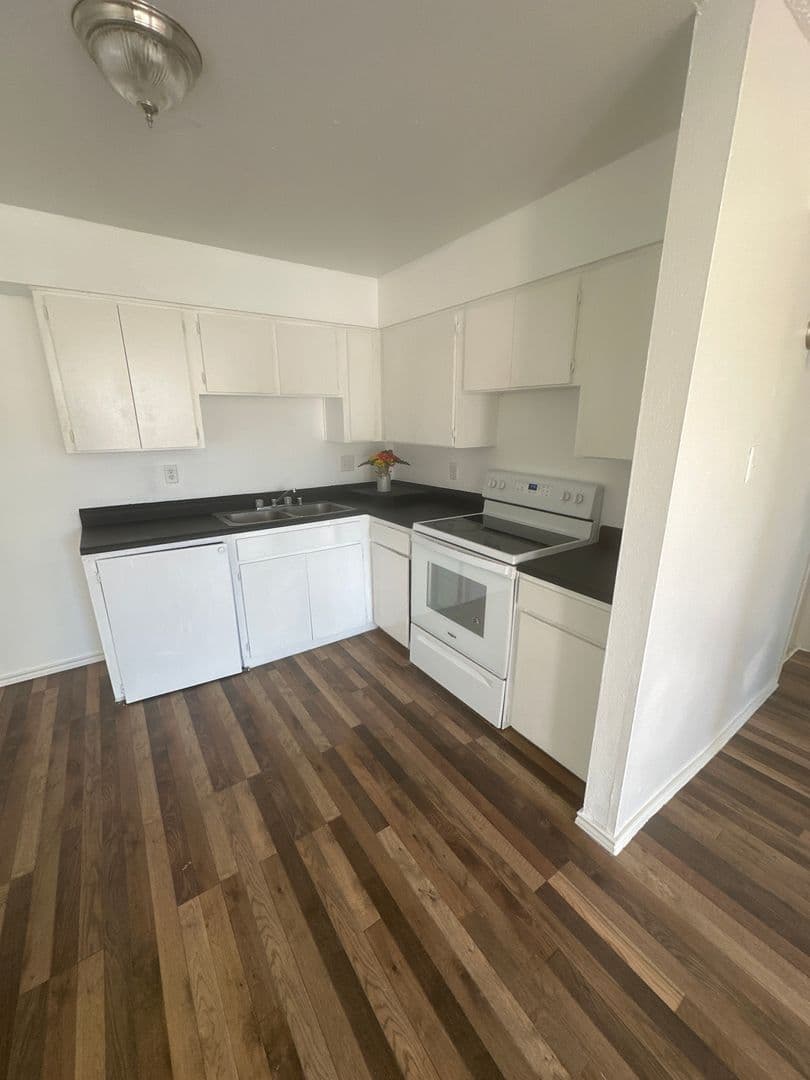 El Paso Apartment: 8740 Gateway North Blvd