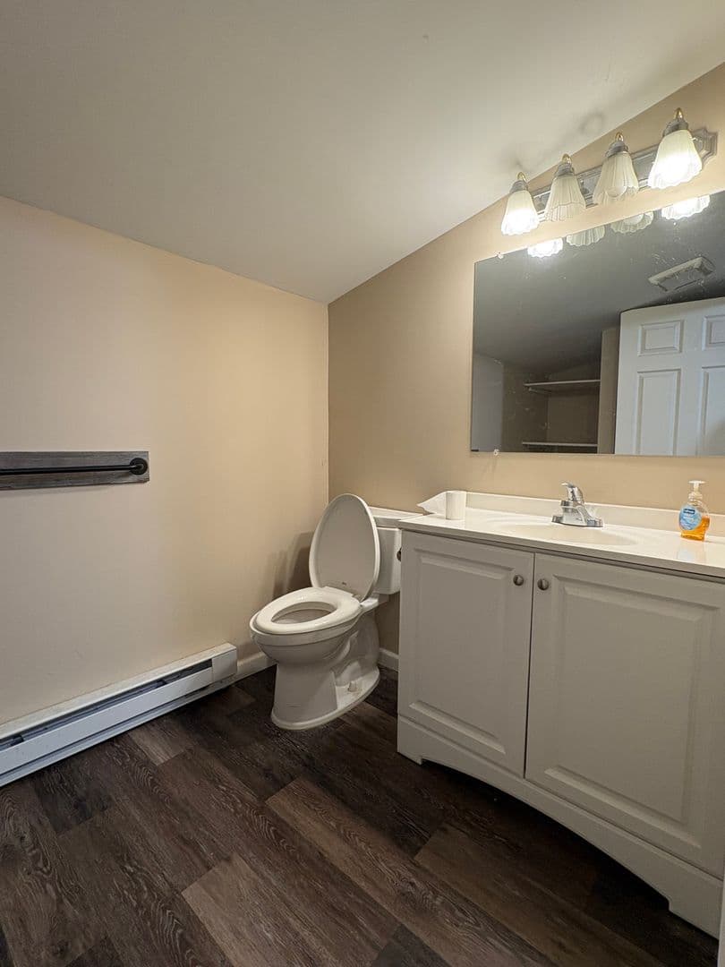 Middletown Apartment: 1185 Randolph Rd