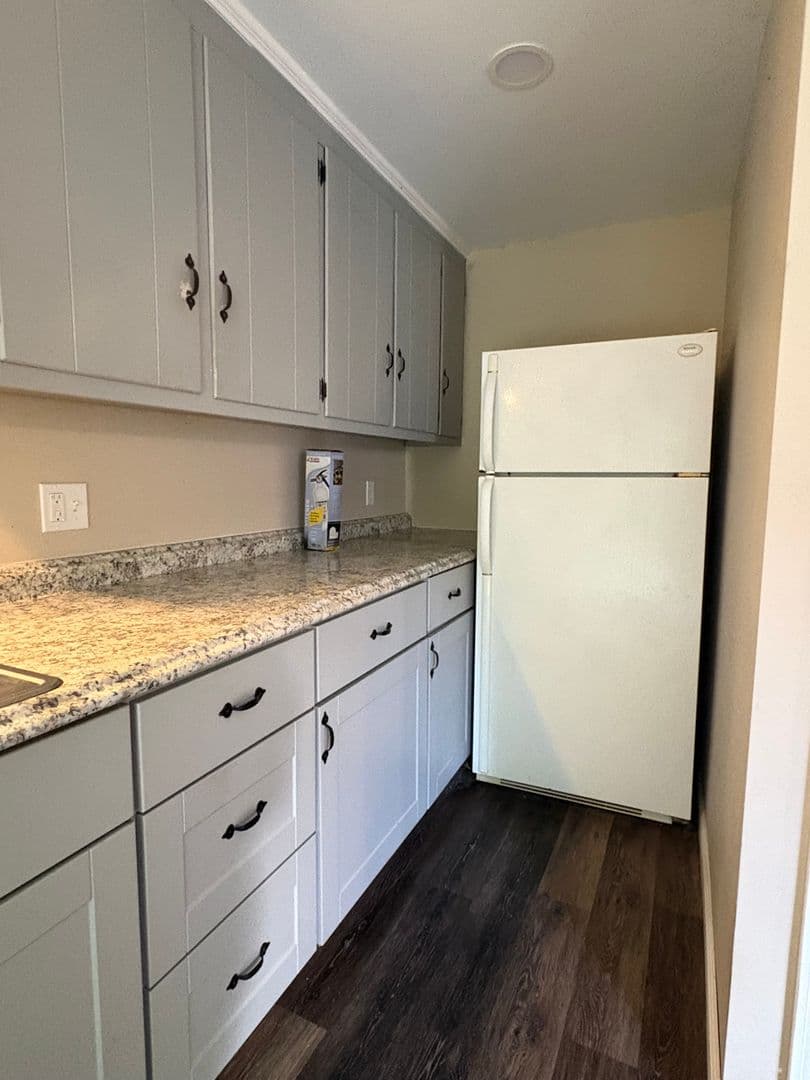 Middletown Apartment: 1185 Randolph Rd
