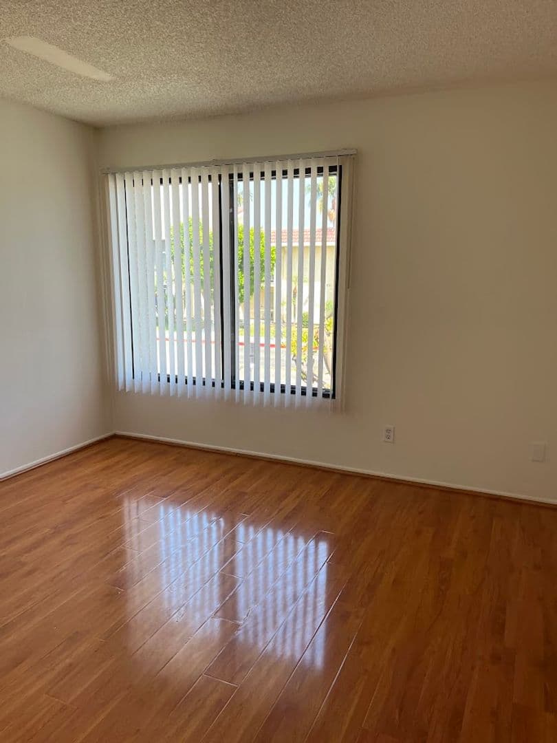 Fullerton Apartment: 111 S. Acacia Ave