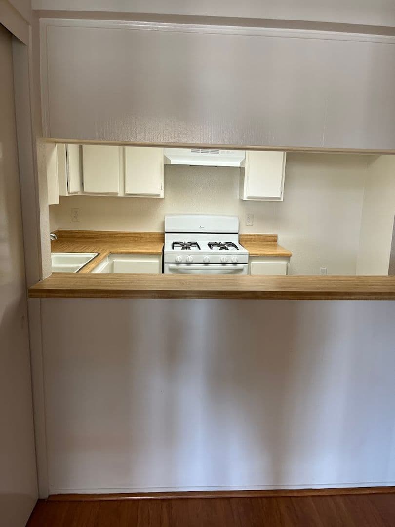 Fullerton Apartment: 111 S. Acacia Ave