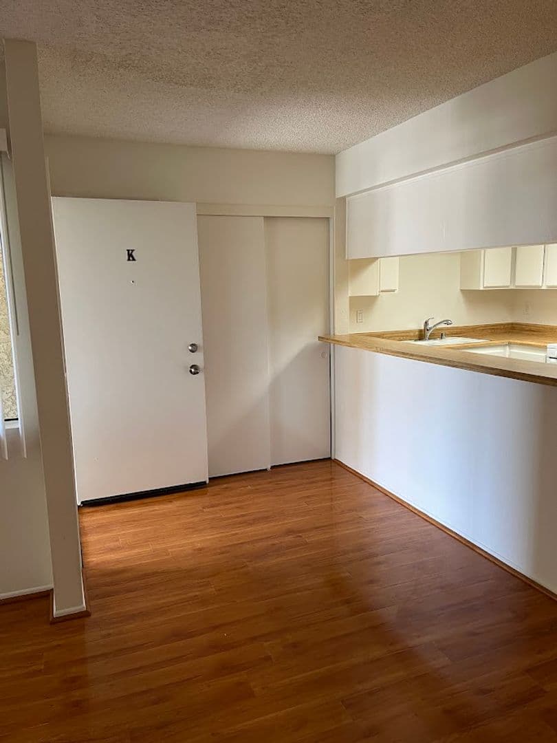 Fullerton Apartment: 111 S. Acacia Ave