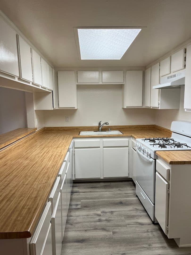 Fullerton Apartment: 111 S. Acacia Ave