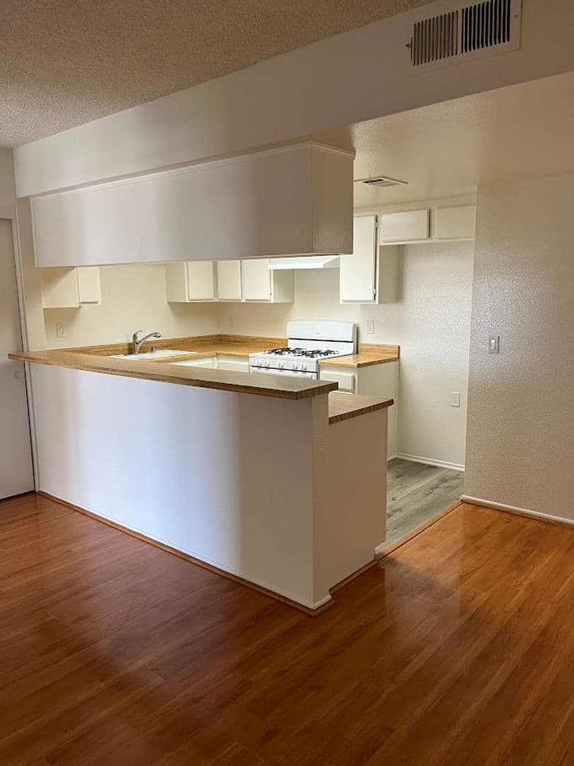 Fullerton Apartment: 111 S. Acacia Ave