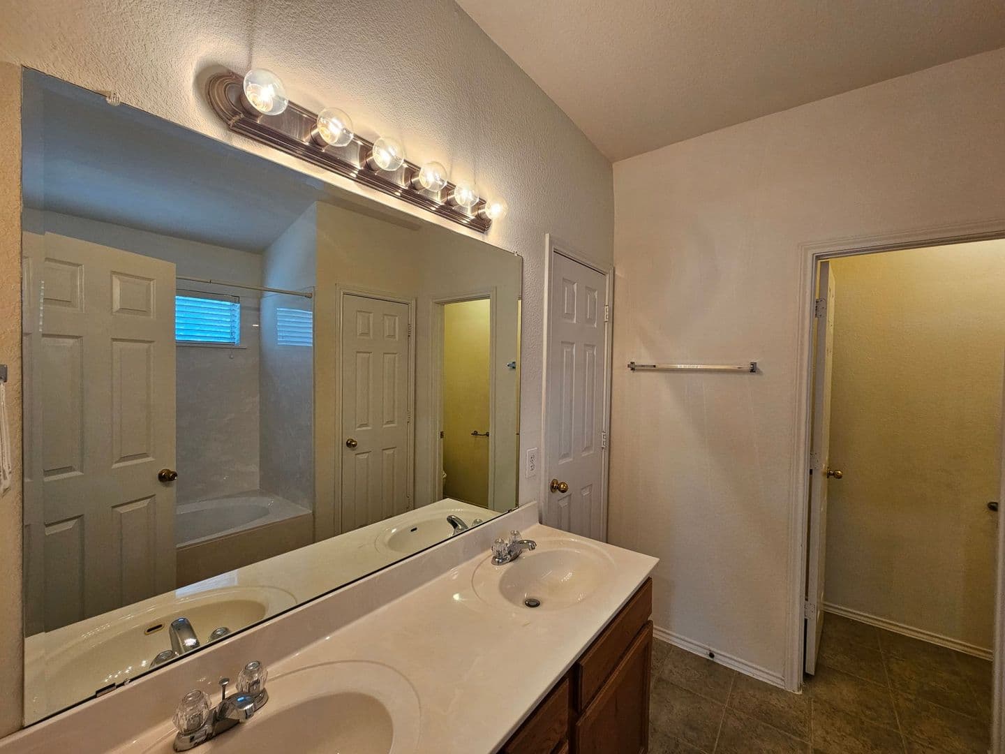 Killeen House: 4302 Cessnock Drive
