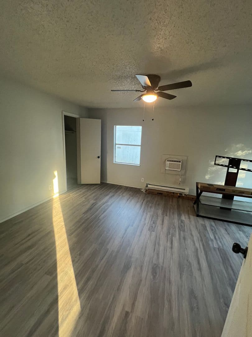 Ardmore Apartment: 209 11th AVE NW