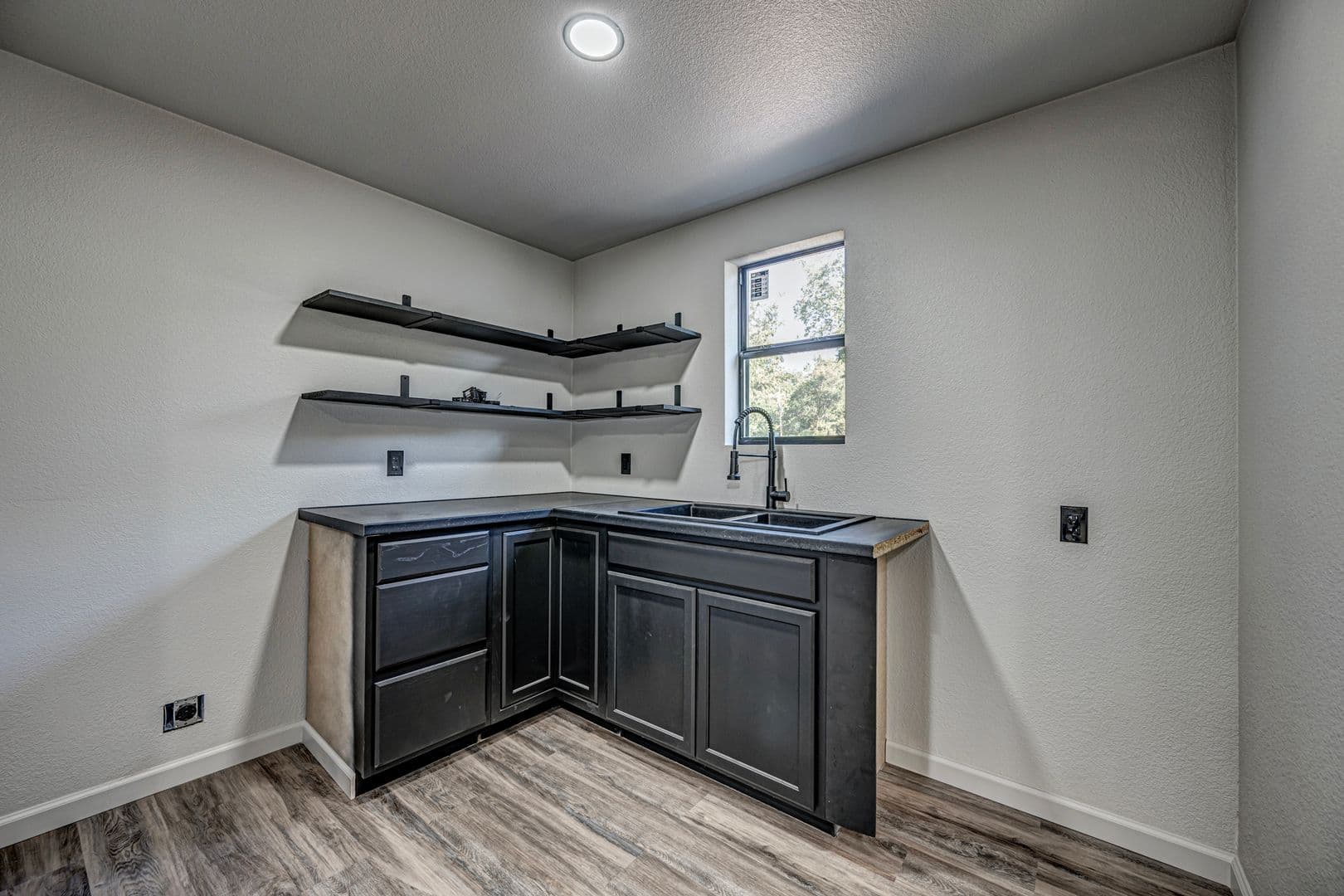 ardmore Apartment: 735 8th nw