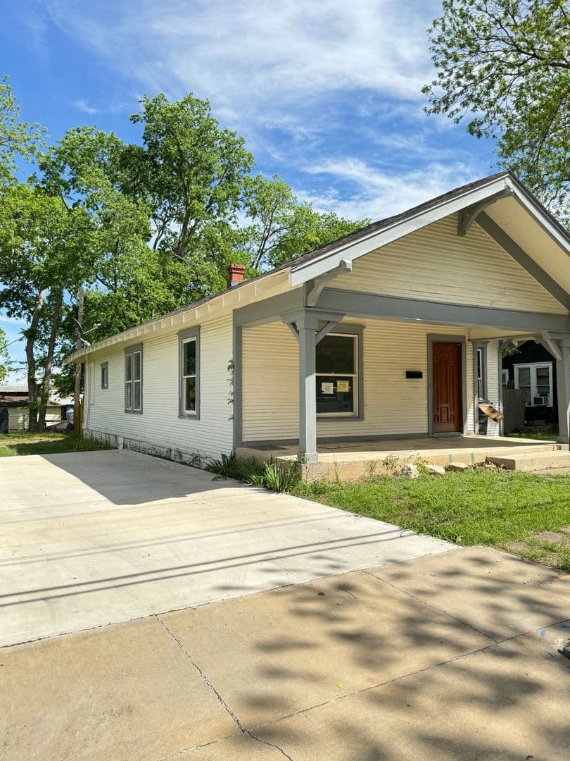 Ardmore House: 208 B SW