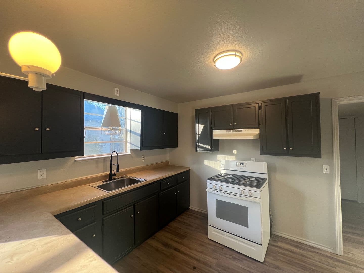 Ardmore Apartment: 209 11th AVE NW