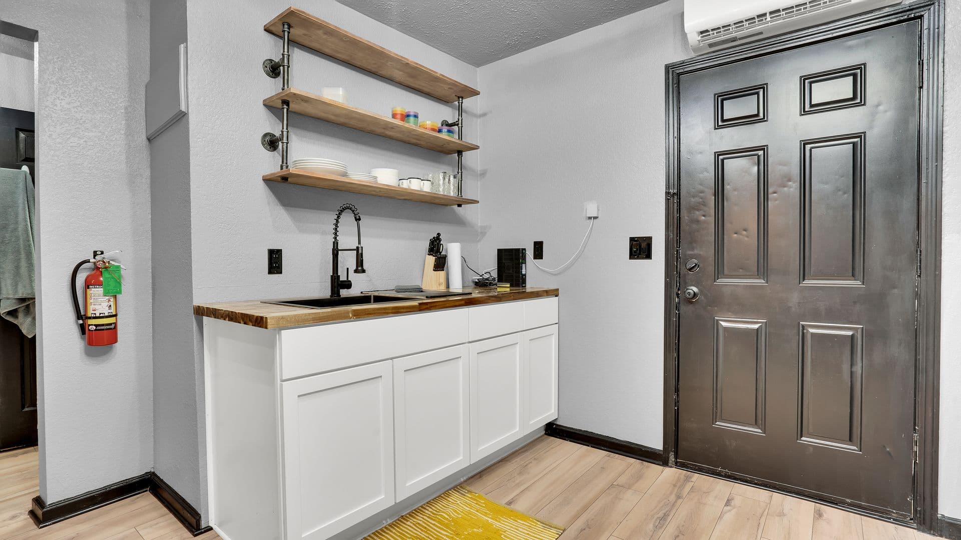 Ardmore Apartment: 19 2nd St NE