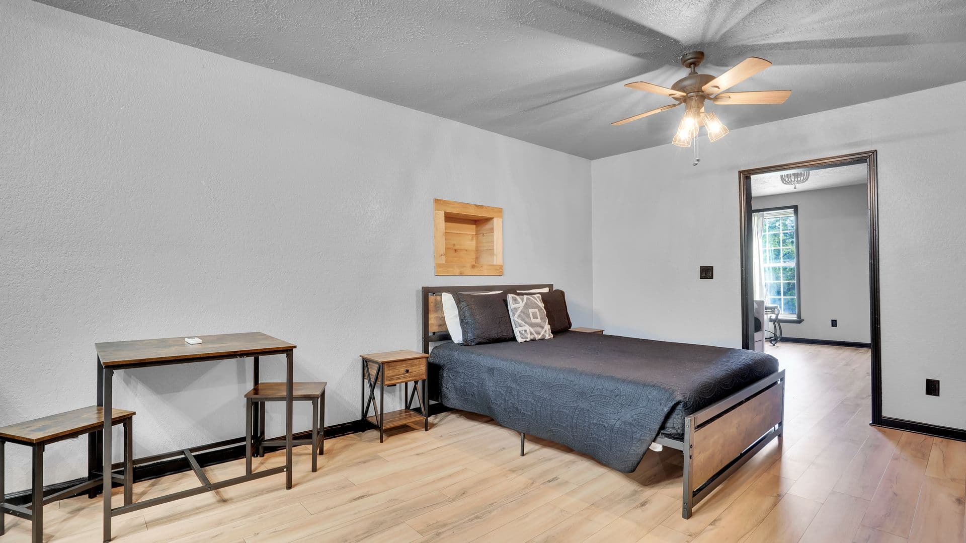 Ardmore Apartment: 19 2nd St NE