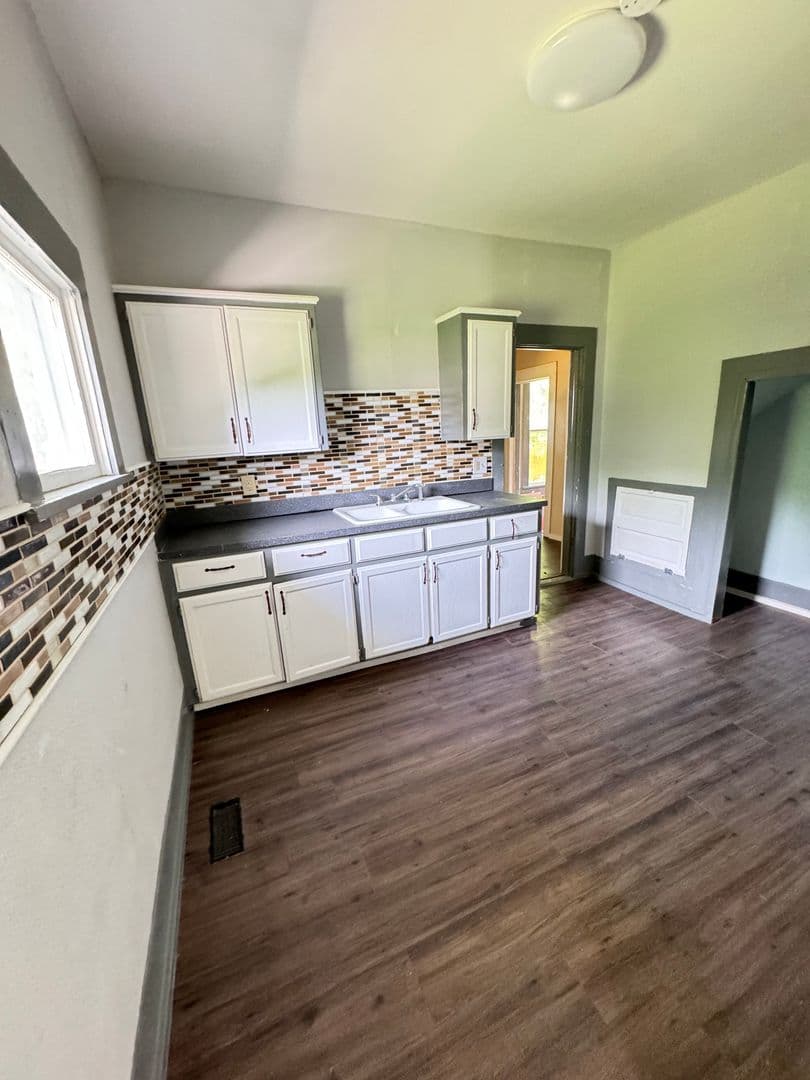 Ardmore House: 208 B SW