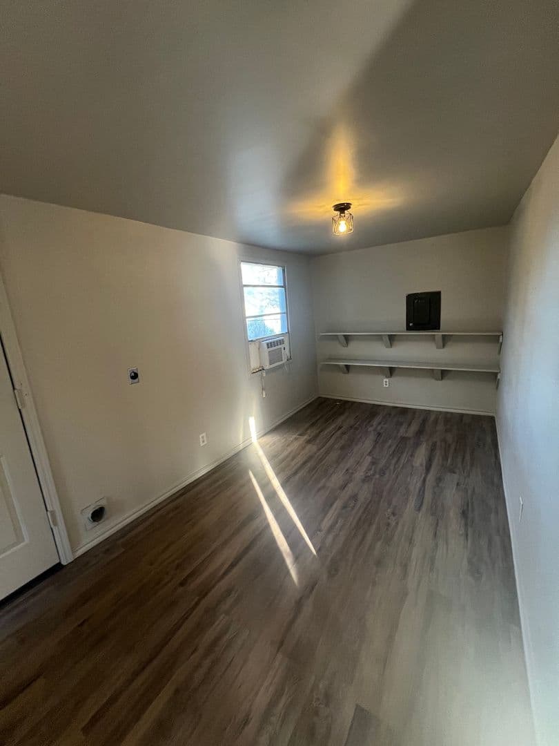 Ardmore Apartment: 209 11th AVE NW