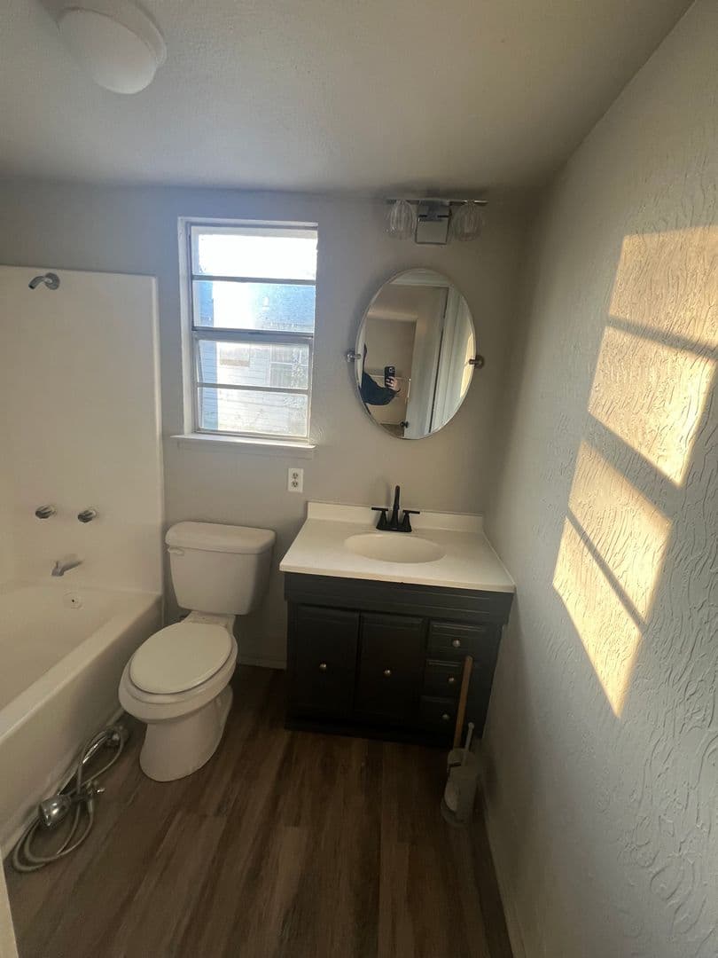 Ardmore Apartment: 209 11th AVE NW