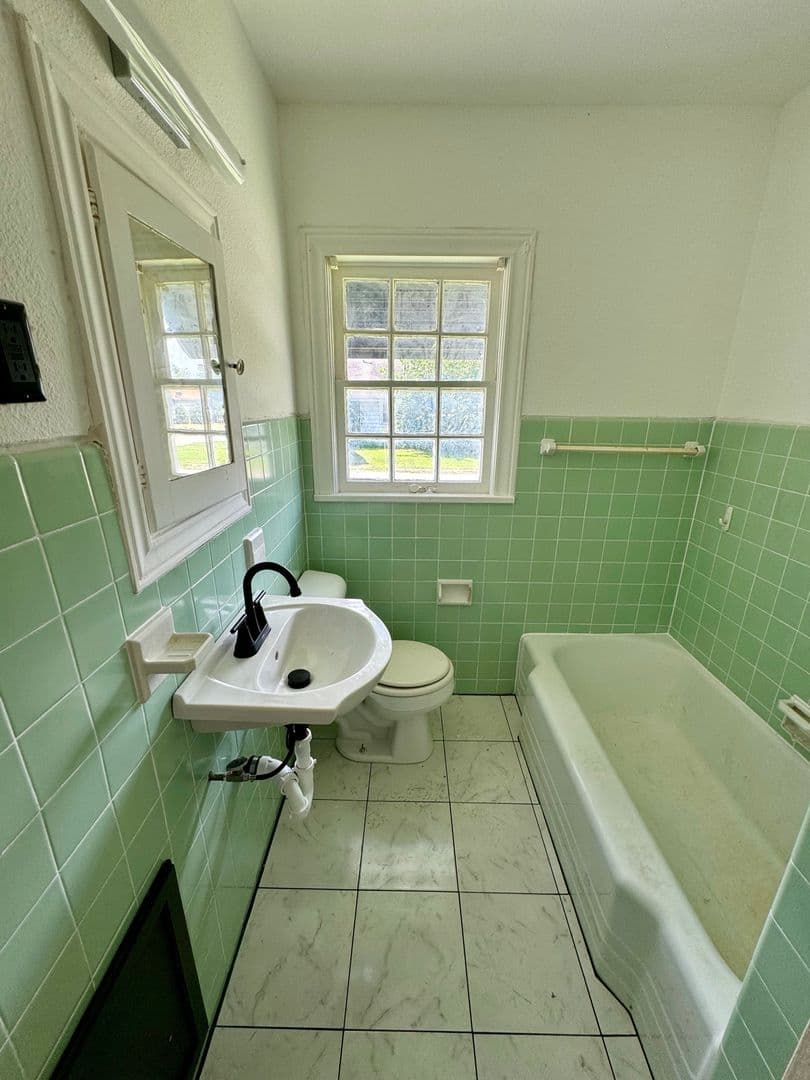 Ardmore House: 902 Burch
