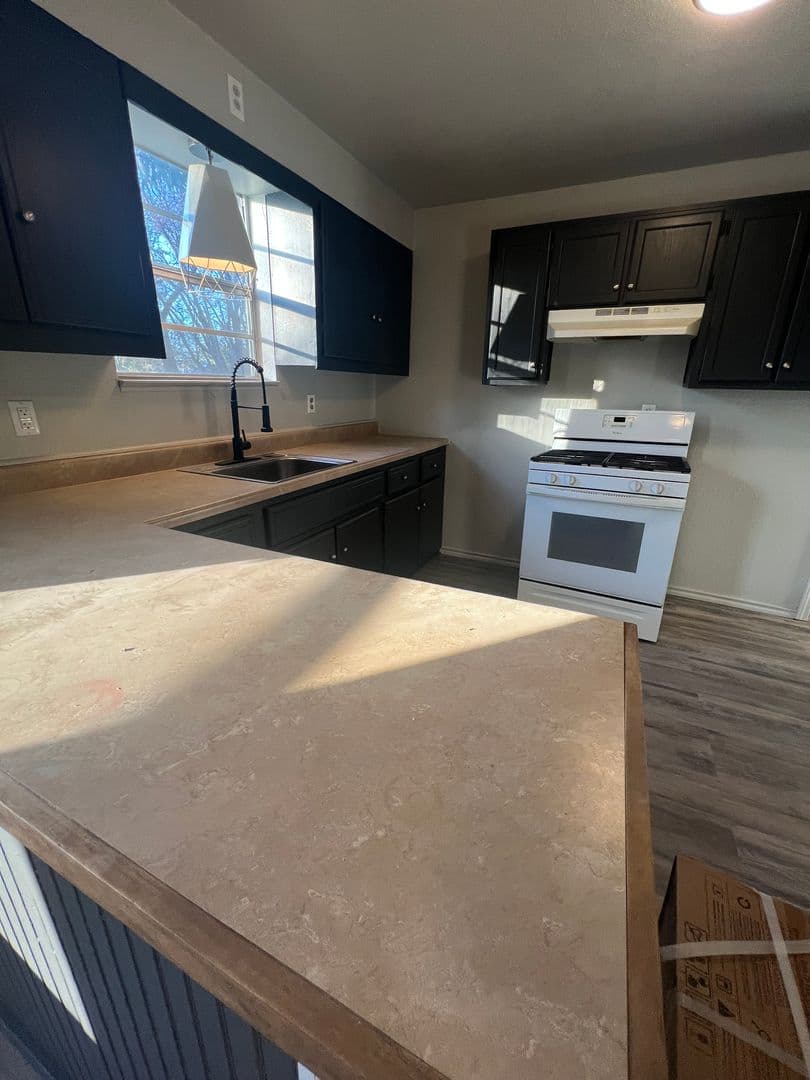 Ardmore Apartment: 209 11th AVE NW