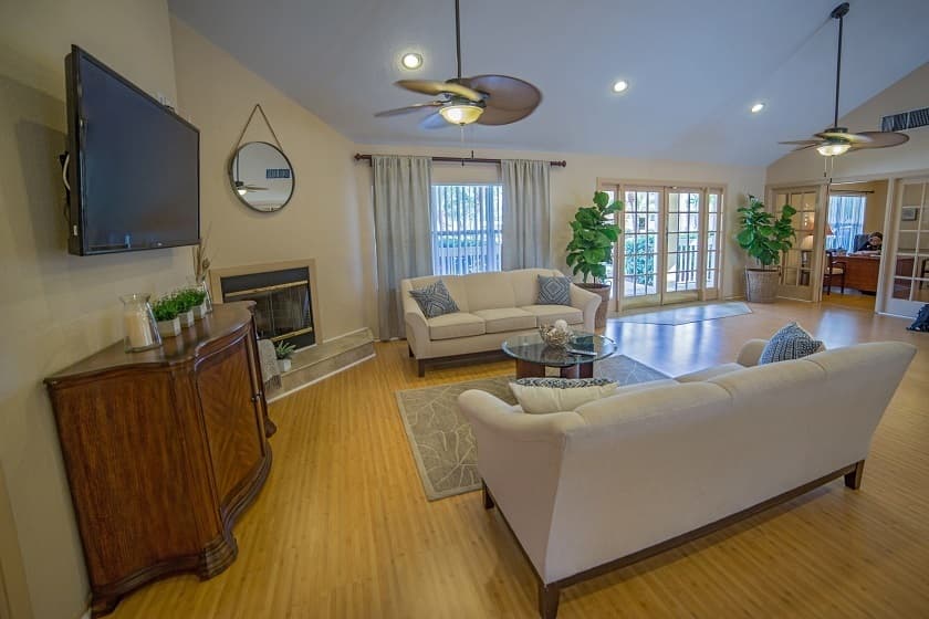 Largo Apartment: Monterey Lakes Apartments