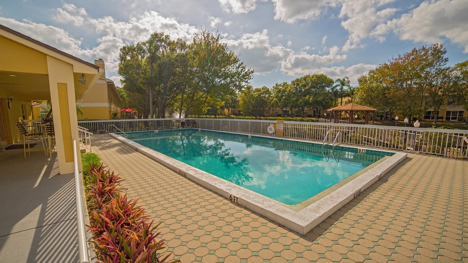 Largo Apartment: Monterey Lakes Apartments