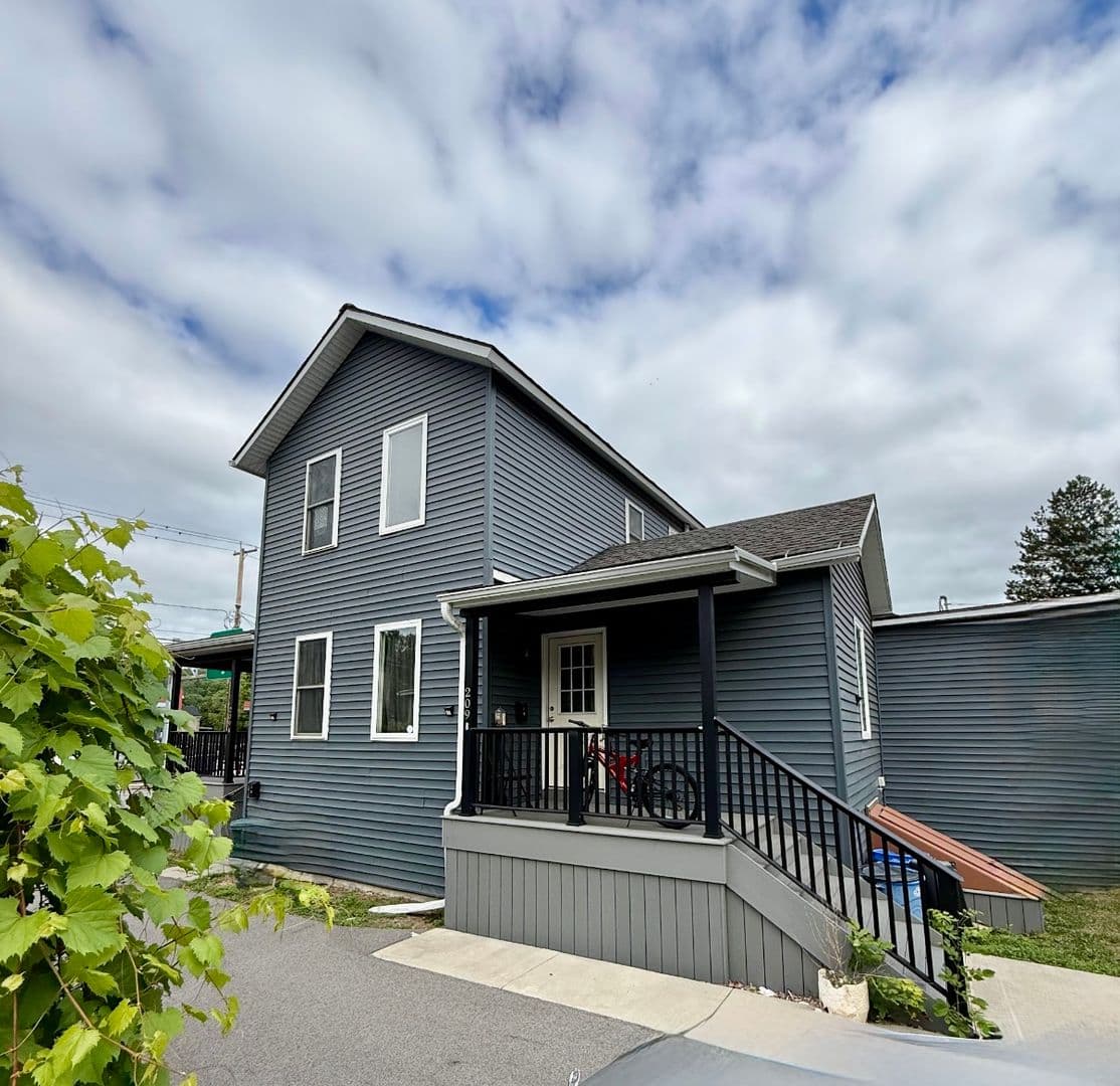 Ithaca Apartment: 209 Meadow St
