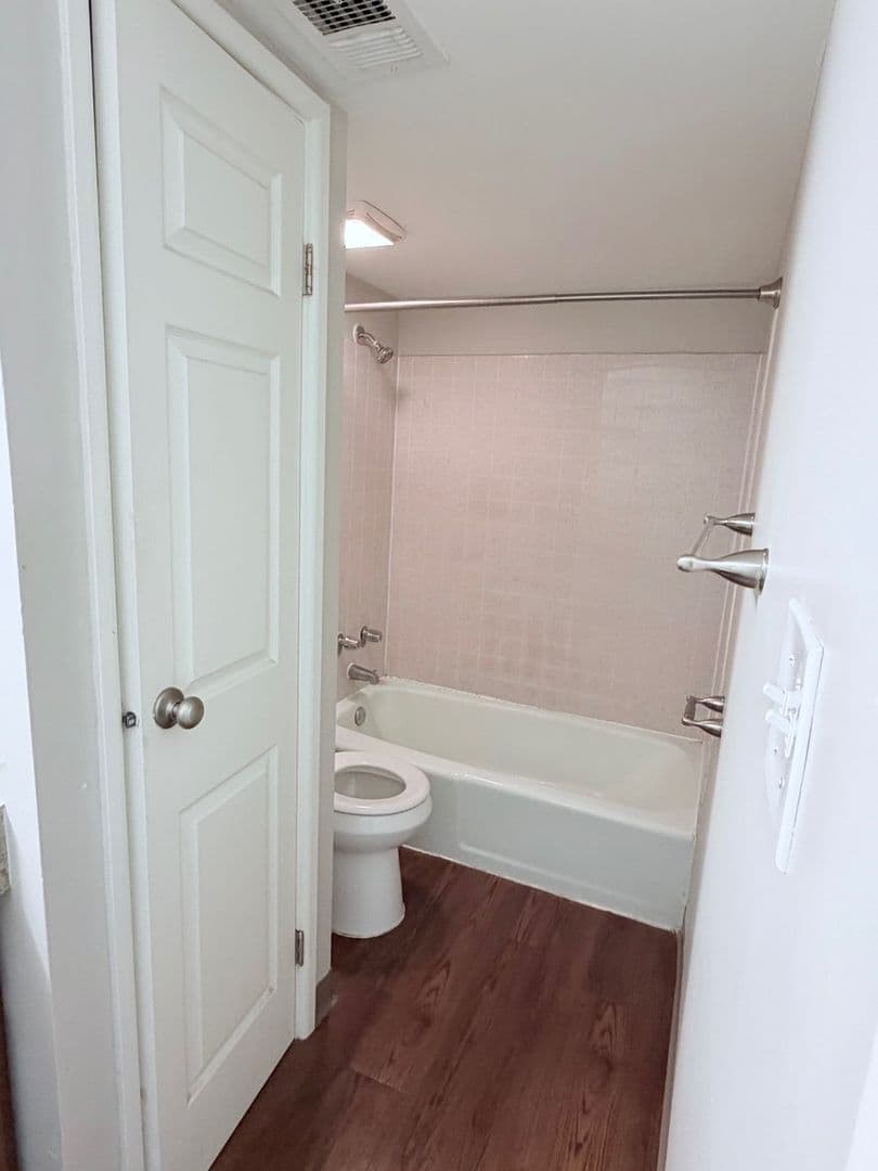 CROWN POINT Apartment: 925 Heritage Ct. #301