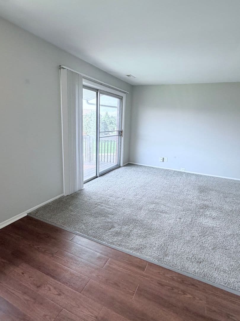 CROWN POINT Apartment: 925 Heritage Ct. #301