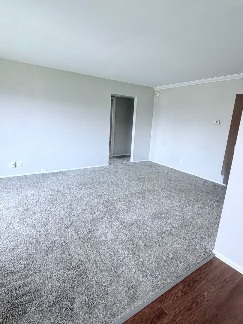 CROWN POINT Apartment: 925 Heritage Ct. #301