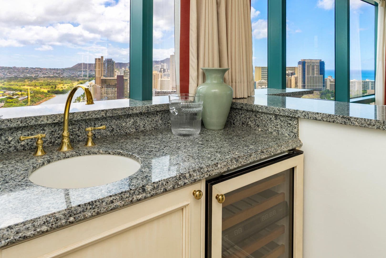 Honolulu Condo: 1888 Kalakaua Ave. Unit 3504