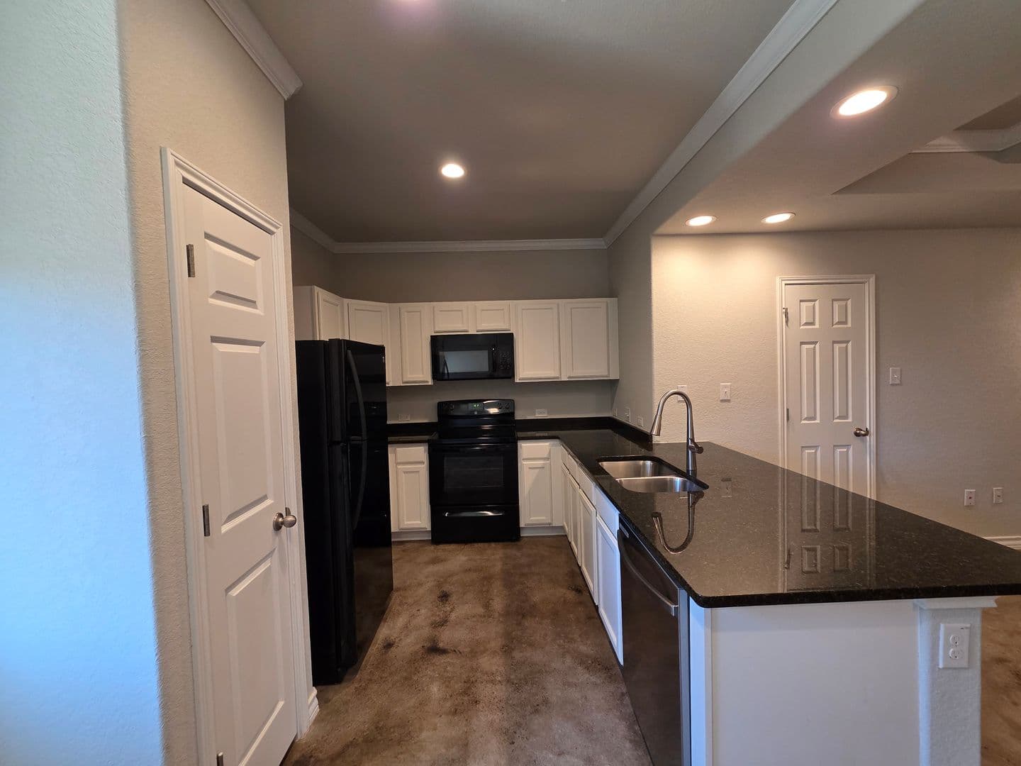 Selma Apartment: 16913 Showdown Path
