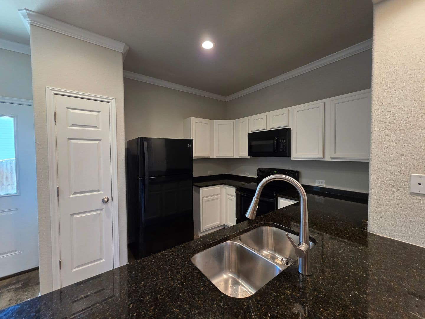 Selma Apartment: 16913 Showdown Path