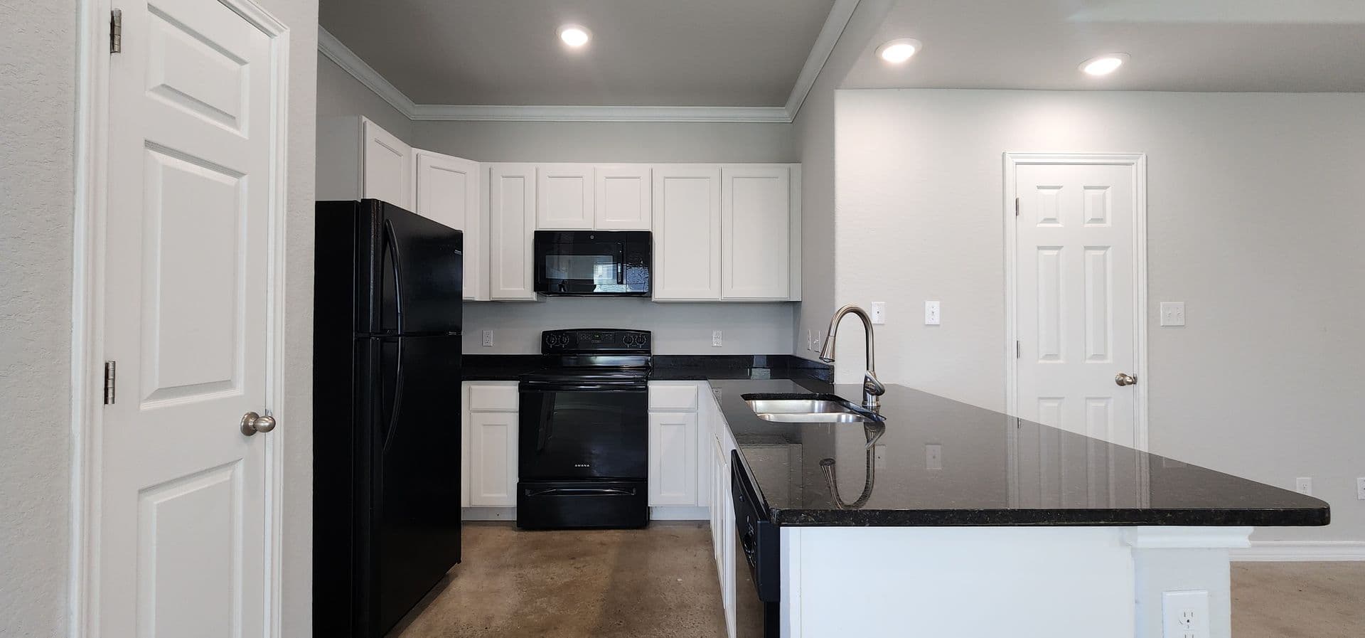 Selma Apartment: 16913 Showdown Path