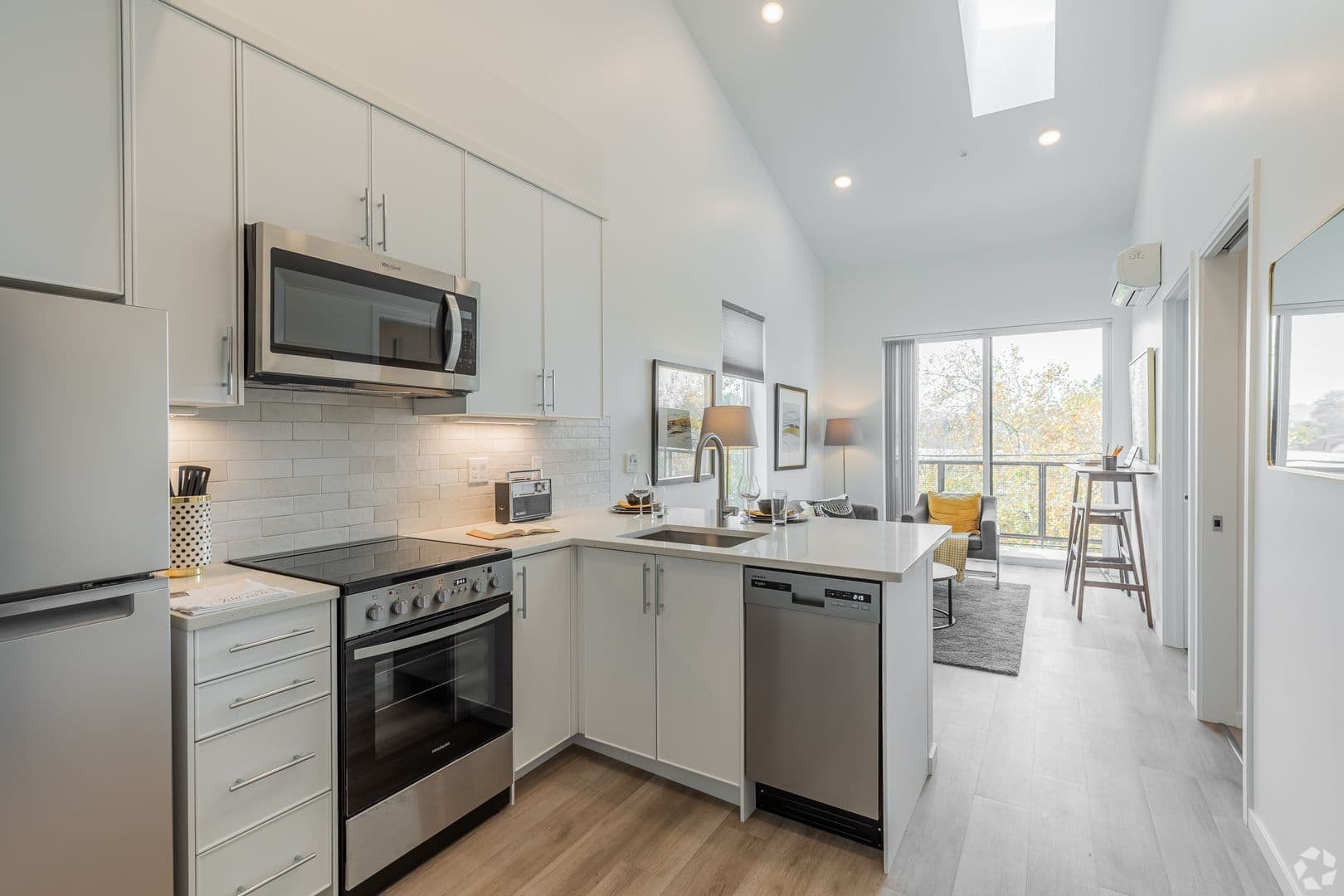Portland Apartment: 4915 N Vancouver Ave