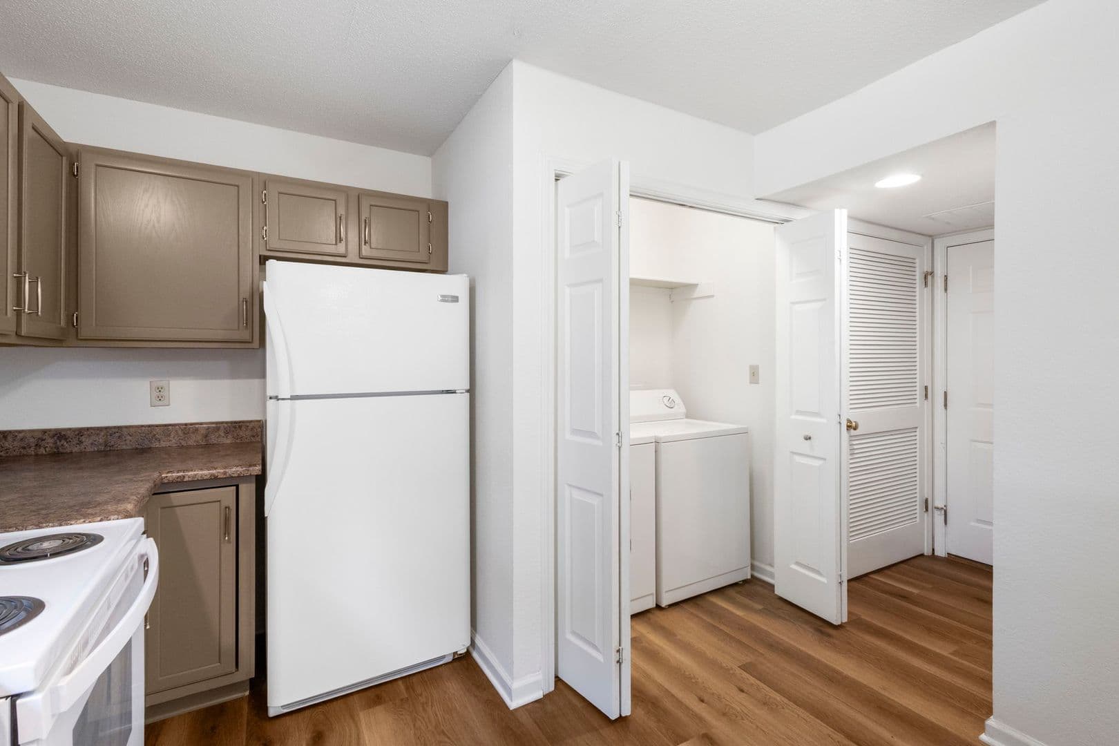Columbia Apartment: 4913-4915 W. Millbrook Dr.