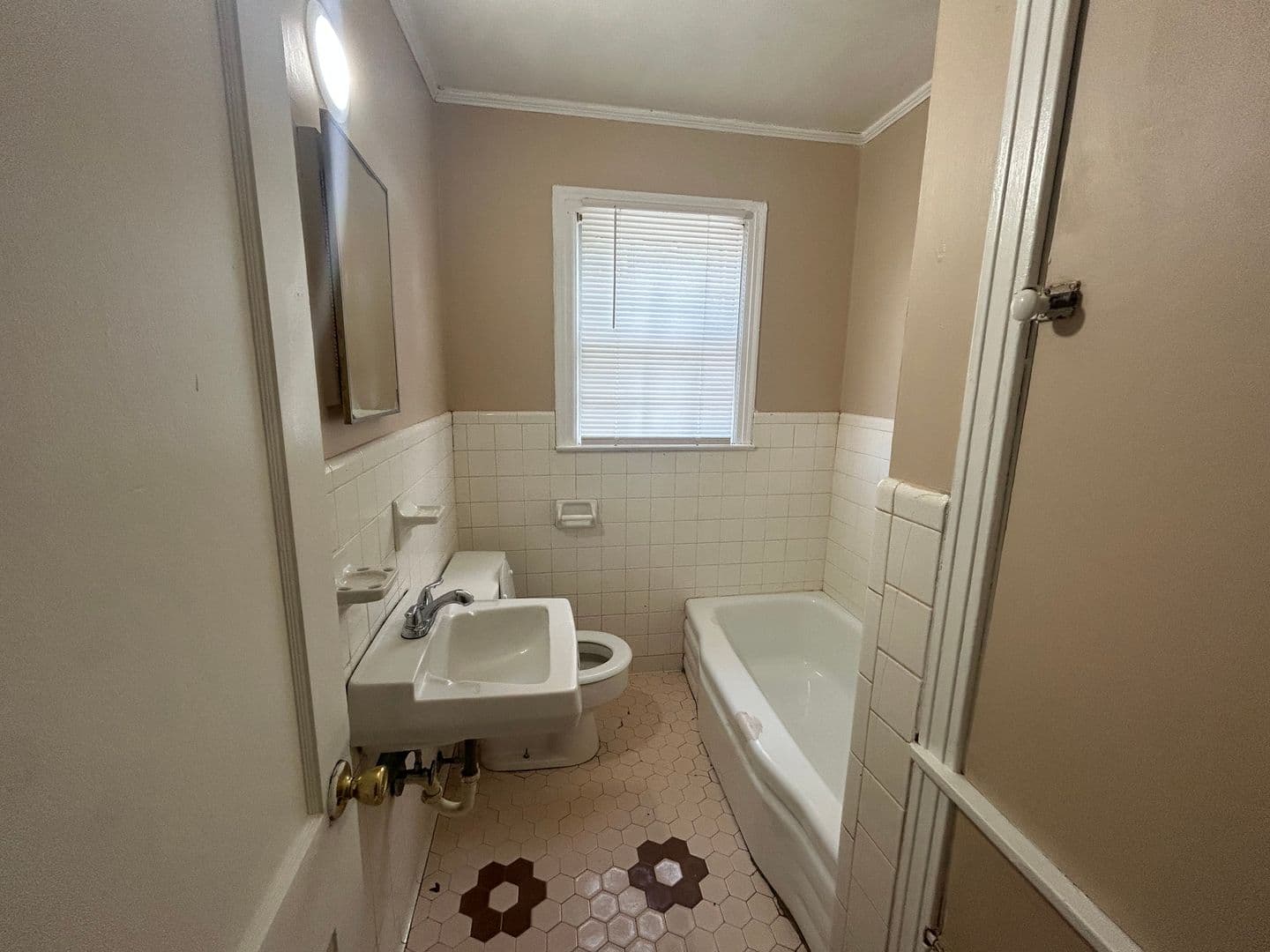 Brownsville Apartment: 607 Hatchie St.