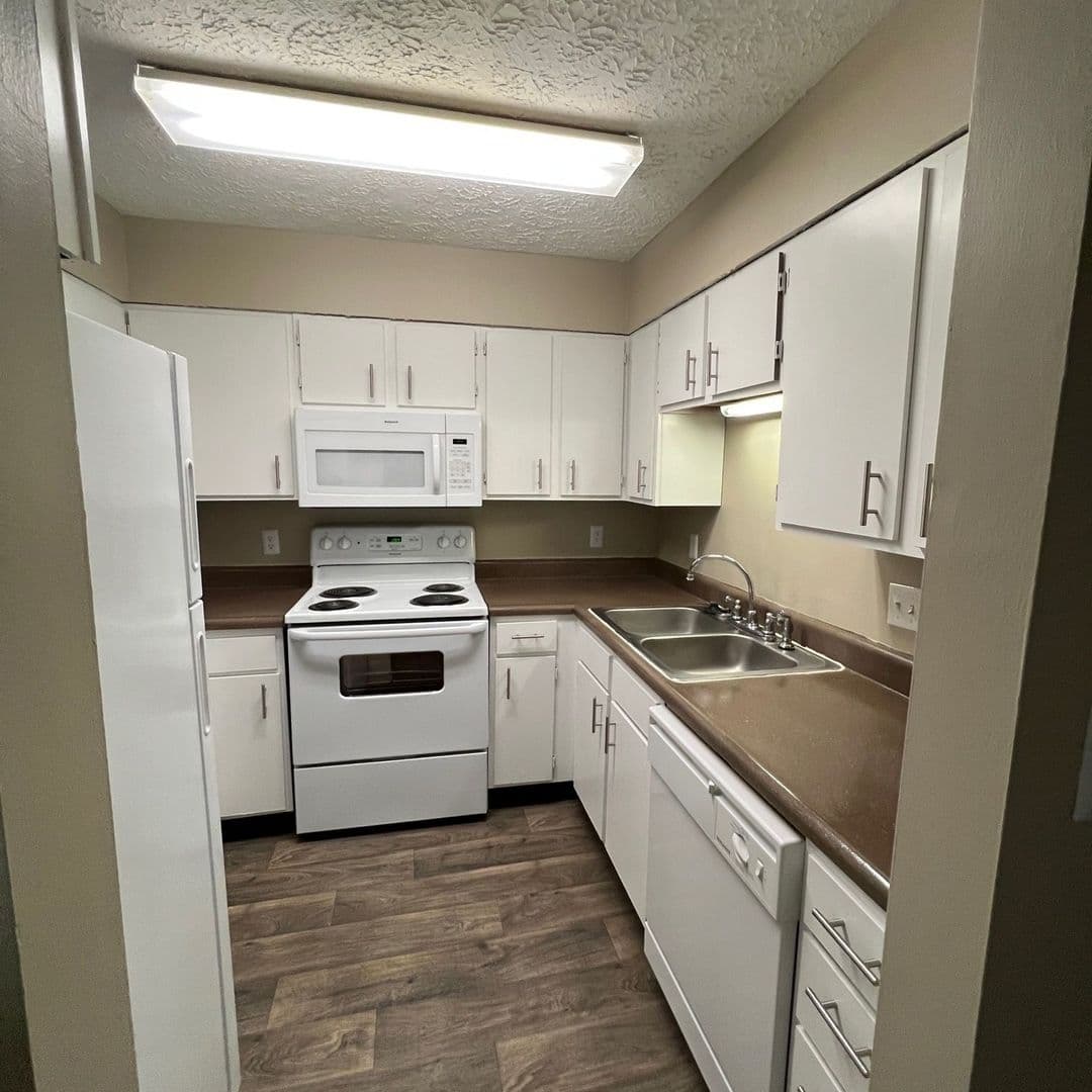 Anderson Apartment: 1908 S Cross Lakes Circle