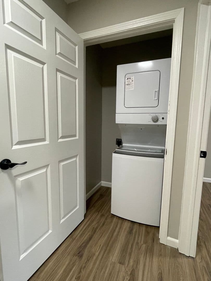 Elwood Apartment: 239 N 13th St